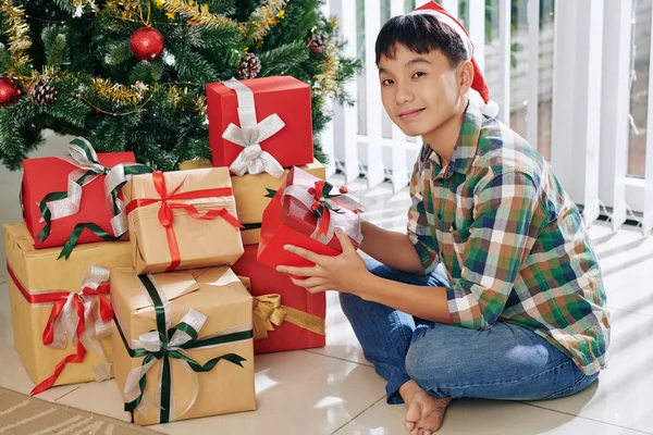 Sorrindo Adolescente Vietnamita Menino Gostando Abrir Presentes Natal Dia Boxe — Fotografia de Stock