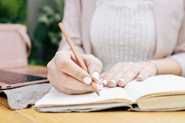 Mãos Bem Cuidadas Estudante Tomando Notas Planejador Escrevendo Seu Cronograma — Fotografia de Stock