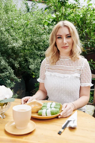 Jolie Élégante Jeune Femme Ayant Des Rouleaux Printemps Cappuccino Pour — Photo