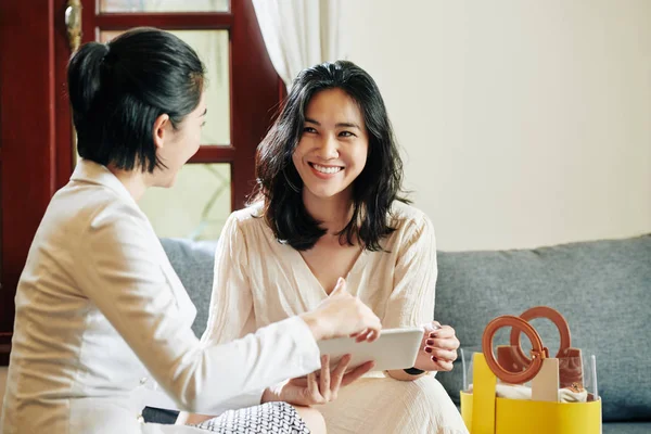 Usmívající Mladé Vietnamské Ženy Setkávají Doma Diskutují Novinky Fotografie Tabletu — Stock fotografie