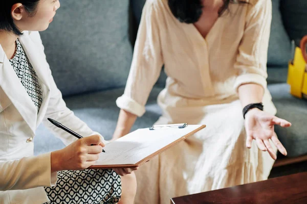 Kosmetolog Bertanya Kepada Klien Perempuan Tentang Gaya Hidup Dan Kebiasaannya — Stok Foto