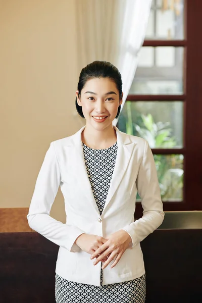 Küçük Otel Resepsiyonunda Kameraya Gülümseyen Güzel Vietnamlı Bir Kadın — Stok fotoğraf