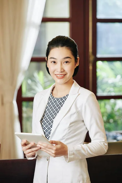 Portrait Young Beautiful Asian Hotel Receptionist Standing Digital Tablet Looking — Stok Foto
