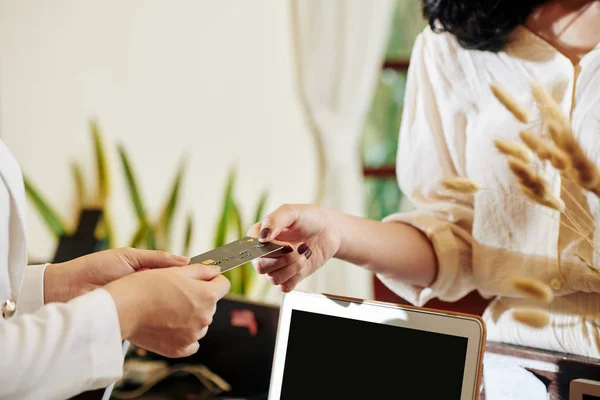 Beskuren Bild Kvinnlig Hotellgäst Som Betalar För Service Receptionen Med — Stockfoto