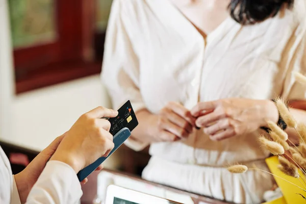 Kvinnlig Klient Väntar När Receptionist Svepa Kreditkort Och Acceptera Betalning — Stockfoto