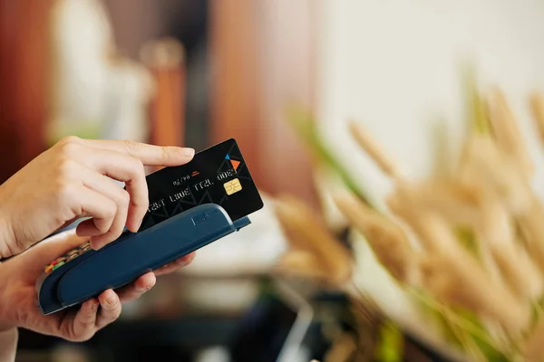 Müşteri Ödemesi Kabul Edilirken Kredi Kartını Terminalden Geçiren Veznedarın Elleri — Stok fotoğraf