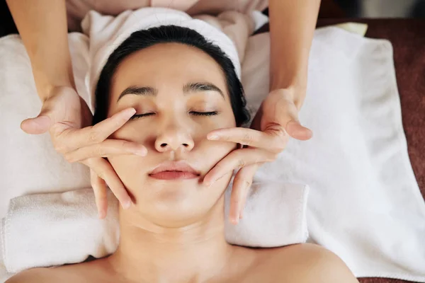 Mujer Asiática Joven Tumbada Mesa Masaje Disfrutando Del Masaje Facial — Foto de Stock