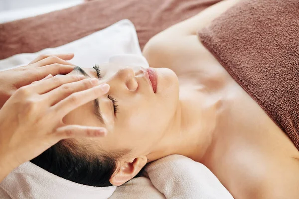 Cosmetologista Massageando Testa Jovem Vietnamita Após Aplicação Soro — Fotografia de Stock