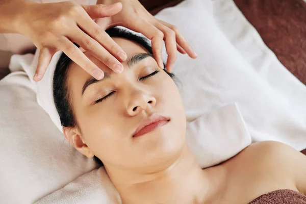 Mulher Vietnamita Bonita Recebendo Massagem Facial Envelhecimento Salão Beleza — Fotografia de Stock