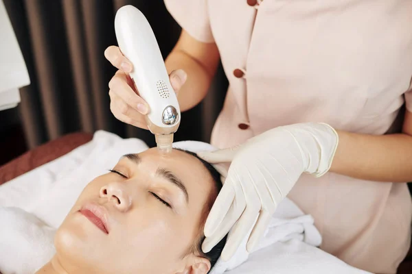Ręce Kosmetologa Pomocą Narzędzia Próżniowego Czyszczenia Skóry Twarzy Młodego Wietnamskiego — Zdjęcie stockowe