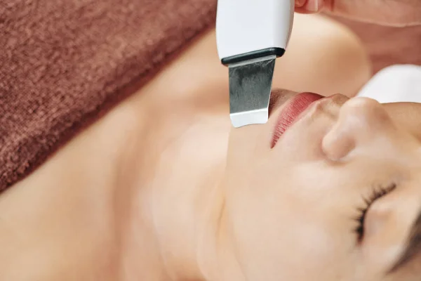 Cosmetologue Utilisant Outil Électrique Pour Nettoyage Visage Untrasound Dans Salon — Photo