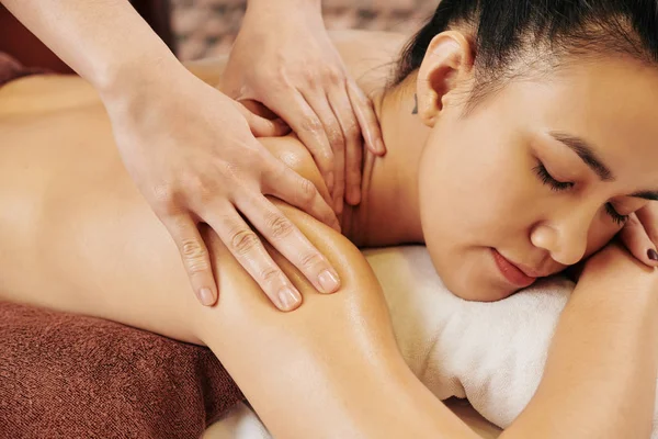 Close Imagem Jovem Mulher Vietnamita Recebendo Relaxante Massagem Nas Costas — Fotografia de Stock