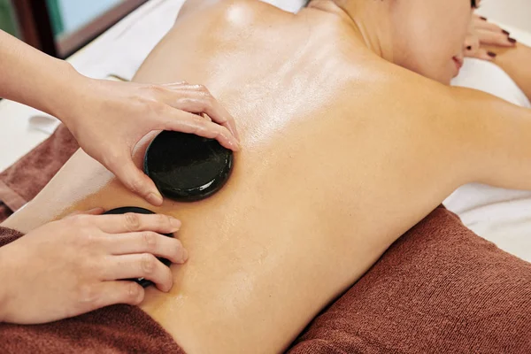 Mãos Mulher Massageando Costas Cliente Feminino Com Óleos Colocando Pedras — Fotografia de Stock