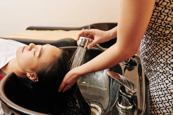 Fryzjer Spłukiwanie Włosy Kobiety Klienta Wodą Użyciu Szamponu Odżywki — Zdjęcie stockowe