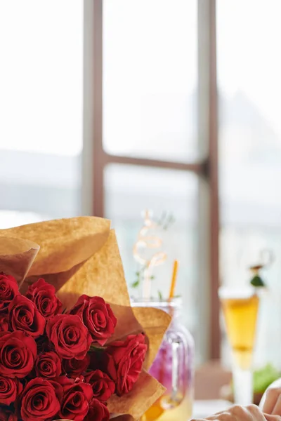 Bouquet Beautiful Fresh Red Roses Woman Table Restaurant Big Windows — 图库照片