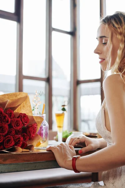 Mulher Bonita Olhando Para Grande Buquê Rosas Mesa Café Frente — Fotografia de Stock