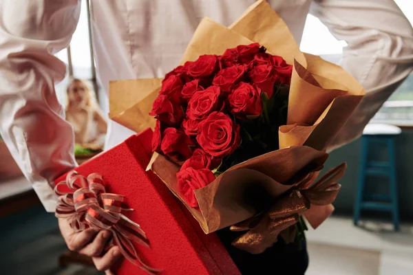 Hermosas Rosas Rojas Regalo Romántico Detrás Espalda Del Hombre Celebrando —  Fotos de Stock