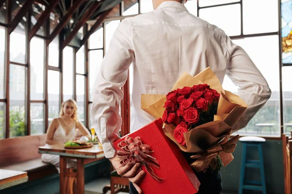 Junger Mann Versteckt Geschenk Und Blumenstrauß Hinter Seinem Rücken Wenn — Stockfoto