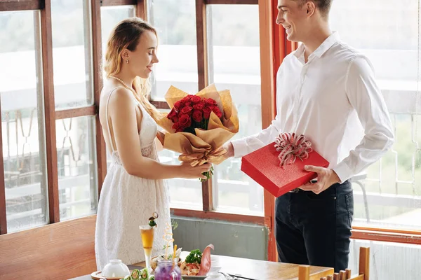 Beau Jeune Homme Souriant Chemise Blanche Donnant Belles Fleurs Une — Photo