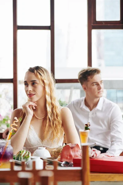 漂亮的金发女子和她英俊的男朋友坐在咖啡桌旁 — 图库照片