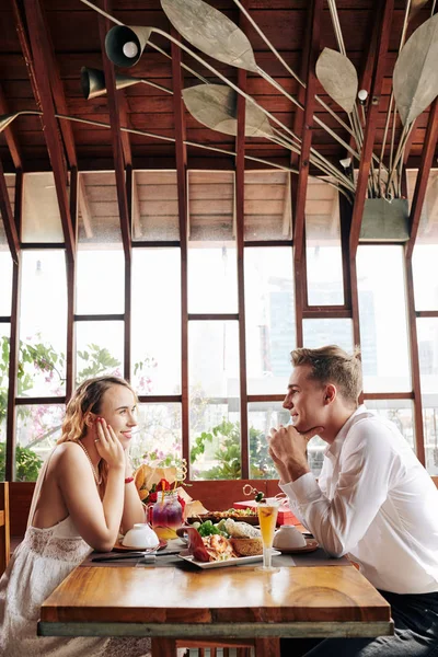 Happy Young Couple Love Looking Each Other Smiling Enjoying Romantic — Stock Photo, Image