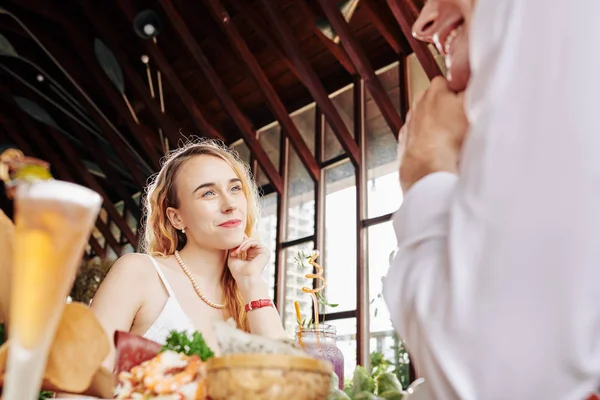 Sonriendo Encantadora Joven Sentada Mesa Cafetería Con Novio Escuchando Sus —  Fotos de Stock