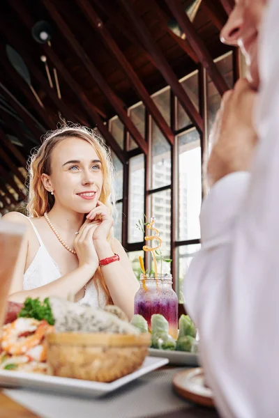 Mooie Jonge Glimlachende Vrouw Zitten Aan Cafe Tafel Genieten Van — Stockfoto