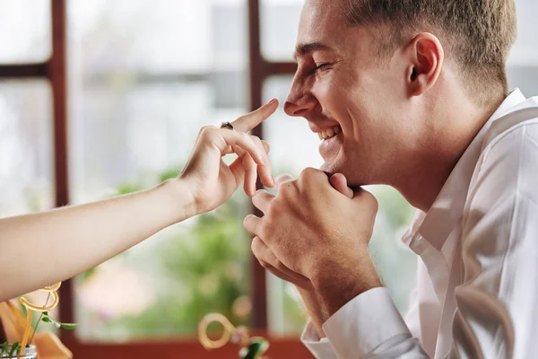 Žena Ruka Ukazuje Nos Smíchu Přítele Během Romantického Rande Kavárně — Stock fotografie