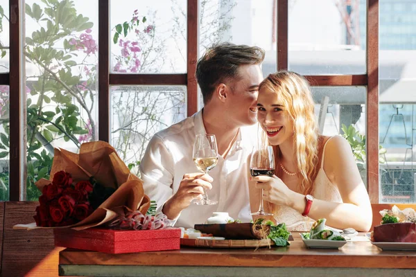 Веселая Молодая Кавказская Пара Наслаждается Романтическим Ужином Хорошей Едой Вином — стоковое фото