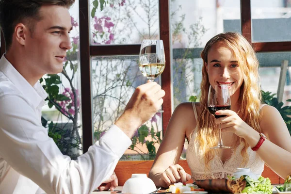 年轻快乐的金发女人和男朋友共进浪漫晚餐 享用美酒佳肴 — 图库照片