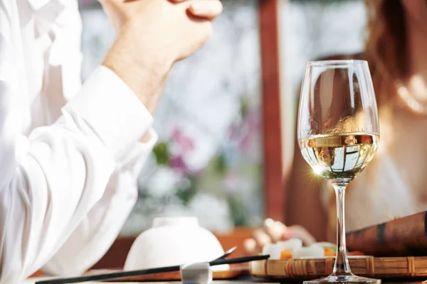 Copo Vinho Branco Saboroso Frente Homem Sentado Mesa Restaurante Com — Fotografia de Stock