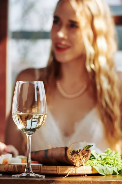 Copa Vino Blanco Aperitivo Mesa Del Restaurante Frente Una Mujer —  Fotos de Stock