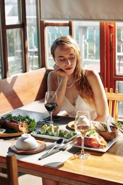 Triste Jeune Femme Chère Regardant Nourriture Savoureuse Devant Elle Attendant — Photo