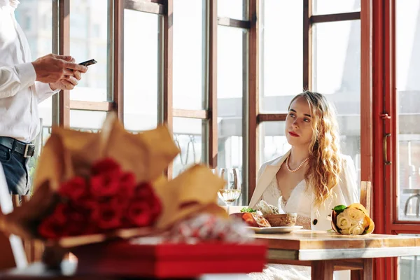 Грустная Молодая Женщина Сидящая Столом Ресторана Смотрящая Смс Парня Вместо — стоковое фото