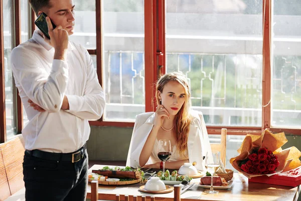 Femeie Blondă Superbă Buze Roșii Stând Masa Restaurantului Uitându Cameră — Fotografie, imagine de stoc