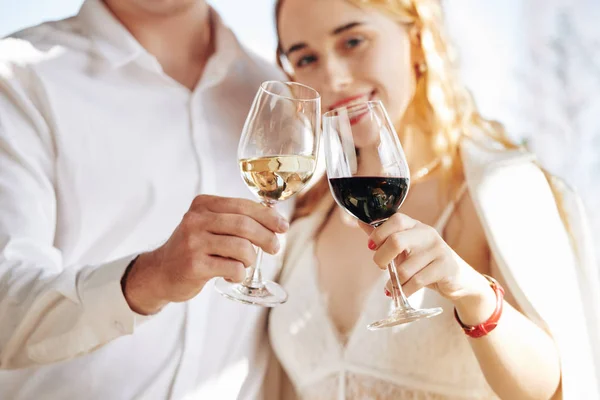 Feliz Joven Pareja Tintineo Vasos Vino Blanco Tinto — Foto de Stock