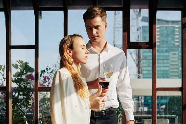 Beau Jeune Couple Avec Verres Vin Debout Sur Terrasse Restaurant — Photo