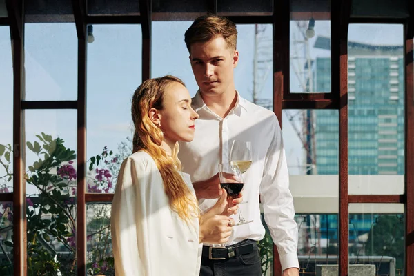 Hermosa Pareja Joven Con Copas Vino Pie Terraza Del Restaurante — Foto de Stock