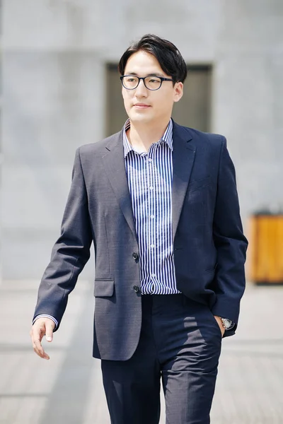 Jistý Asijský Podnikatel Obleku Brýle Chůze Ulici — Stock fotografie