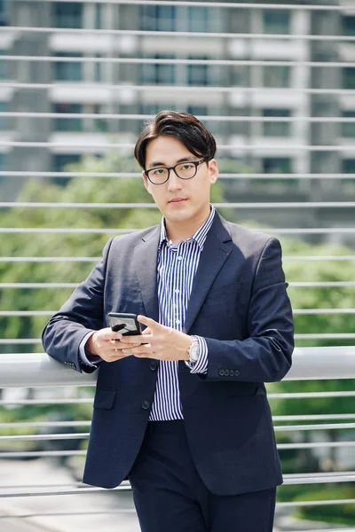Portrait Serious Asian Business Executive Smartphone Hands Leaning Railing Standing — Stock Photo, Image