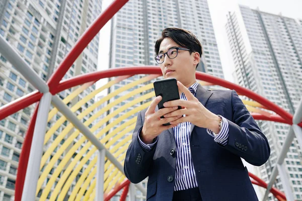 Ciudadano Caminando Puente Entre Edificios Altos Comprobando Mensajes Teléfono Inteligente — Foto de Stock