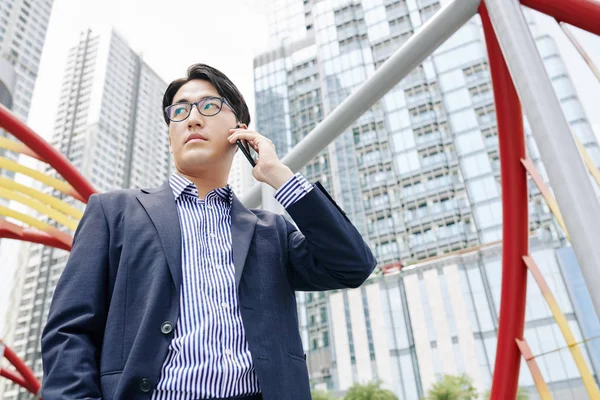 Serieuze Investeerder Staat Nieuwe Stadsdeel Met Hoge Gebouwen Praten Telefoon — Stockfoto