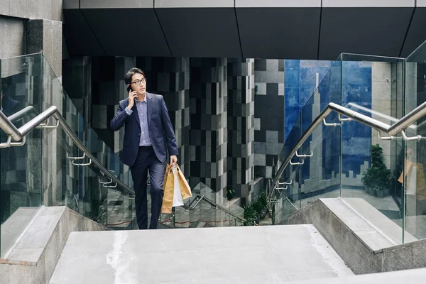 Hermoso Hombre Asiático Confiado Llevando Bolsas Papel Subir Las Escaleras —  Fotos de Stock