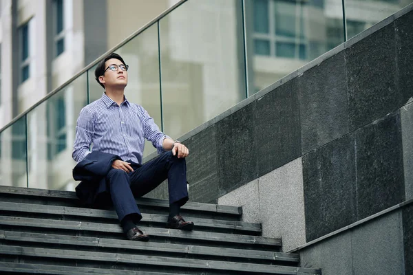 Cansado Empresario Asiático Serio Sentado Los Pasos Mirando Hacia Arriba — Foto de Stock