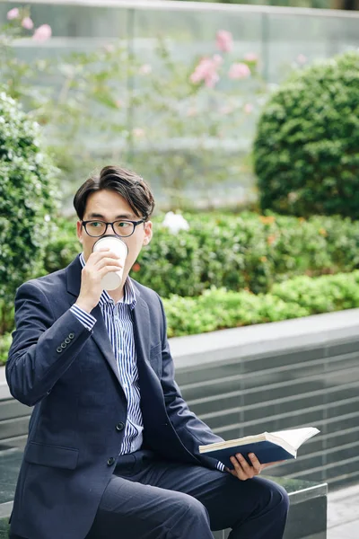 Aziatische Universiteit Student Zitten Bank Met Geopende Boek Het Drinken — Stockfoto