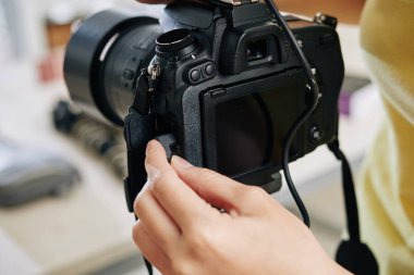 Çekimden önce mikrofonu dijital kameraya takan blog yazarının yakın plan görüntüsü