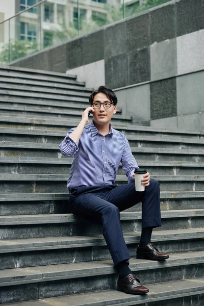 Snygg Ung Asiatisk Man Glasögon Sitter Trappor Dricka Bort Kaffe — Stockfoto