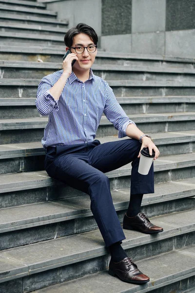 Fešák Mladý Podnikatel Odpočívá Venku Během Přestávky Kávu Mluví Telefonu — Stock fotografie