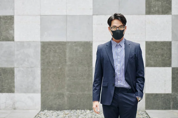 Serious Businessman Black Protective Face Mask Waiting Train Station — Stock Photo, Image