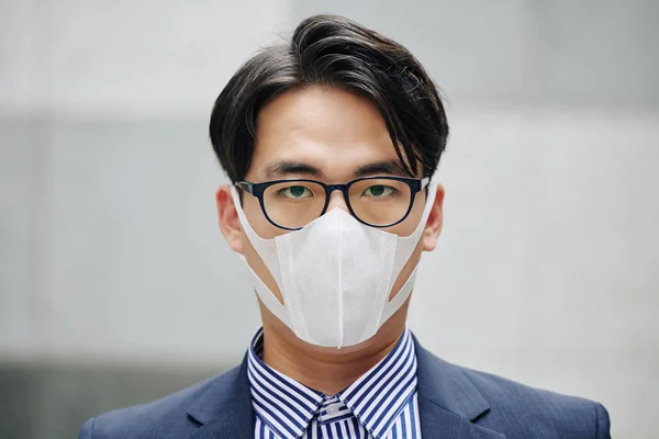 Face Serious Asian Businessman Wearing Protective Mask City Air Pollution — Stock Photo, Image